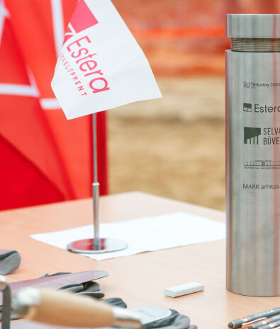 Estera Latvija dzīvojamā kvartāla “Tērbatas dārzs” pirmās ēkas pamatos tiek iemūrēts vēstījums nākamajām paaudzēm