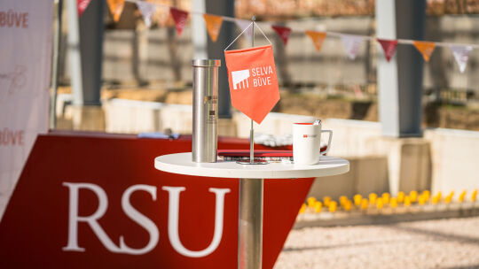 Nozīmīgs brīdis – kapsulas iemūrēšana būvobjektā “RSU sporta bāzes pārbūve, Cigoriņu ielā 3”