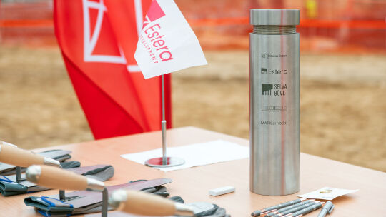 Estera Latvija dzīvojamā kvartāla “Tērbatas dārzs” pirmās ēkas pamatos tiek iemūrēts vēstījums nākamajām paaudzēm